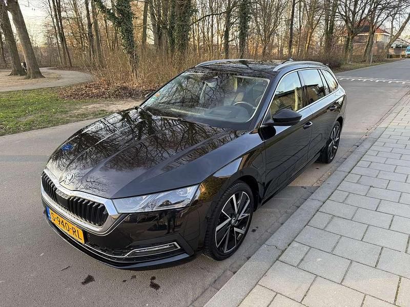 Zwart Occasion 2020 Skoda Octavia Stationwagen | € 20.250 (Goede deal) - Afbeelding 1/4