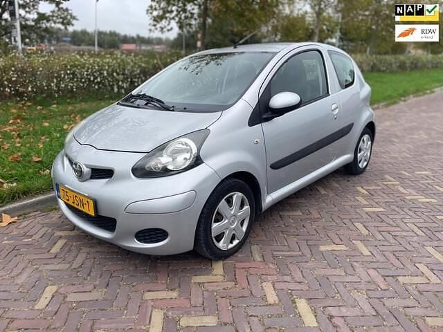 Grijs Gebruikt 2009 Toyota Aygo Comfort Hatchback | € 4.250 (Eerlijke prijs) - Afbeelding 1/4