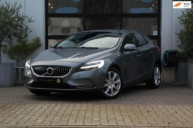 Grijs Gebruikt 2018 Volvo V40 Inscription Hatchback | € 16.185 (Eerlijke prijs) - Afbeelding 1/4
