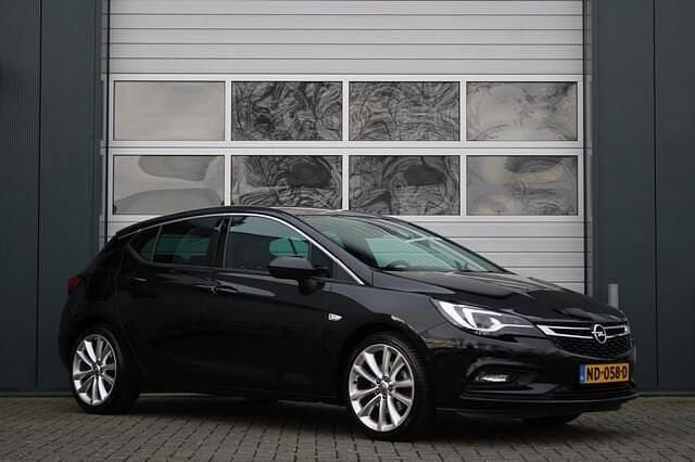 Zwart Occasion 2017 Opel Astra Innovation Hatchback | € 15.950 (Eerlijke prijs) - Afbeelding 1/4