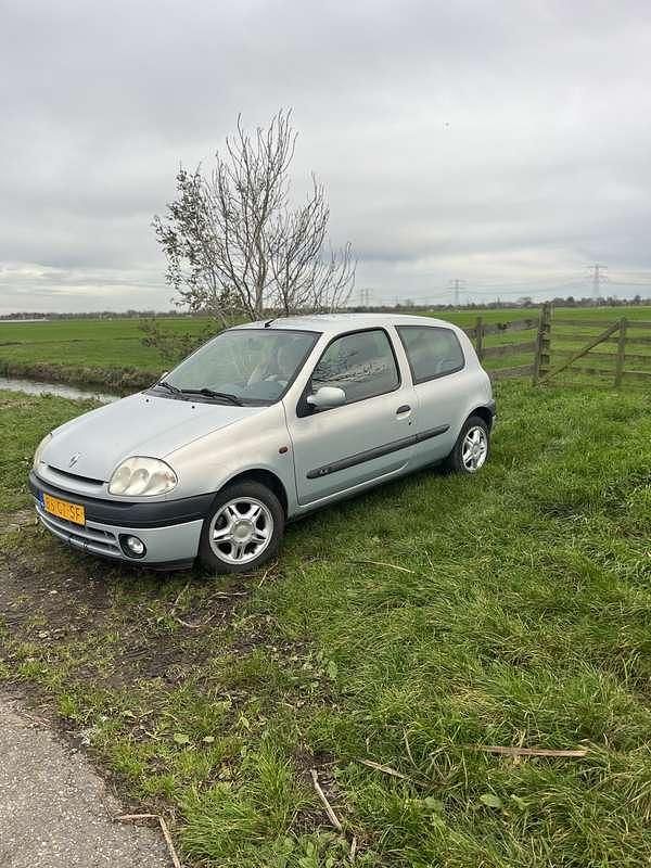 Grijs Gebruikt 2001 Renault Clio II Hatchback | € 730 (Eerlijke prijs) - Afbeelding 1/4