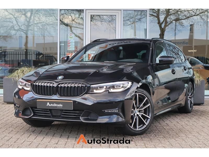 Zwart Occasion 2022 BMW 320 Sport Line Stationwagen | € 24.700 (Super prijs) - Afbeelding 1/4