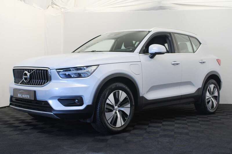 Grijs, metallic lak Gebruikt 2020 Volvo XC40 Momentum SUV | € 26.450 (Super prijs) - Afbeelding 1/4