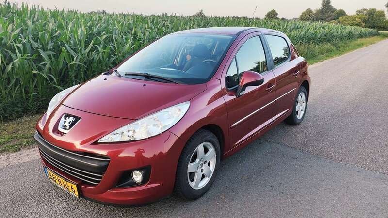 Rood Gebruikt 2010 Peugeot 207 Premium Sedan | € 2.999 (Eerlijke prijs) - Afbeelding 1/4