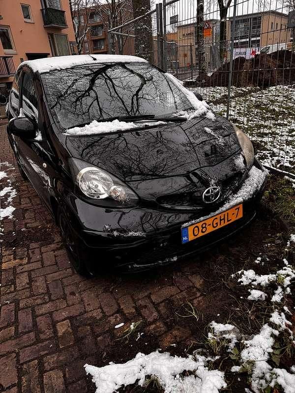 Zwart Occasion 2008 Toyota Aygo Hatchback | € 2.950 (Eerlijke prijs) - Afbeelding 1/4