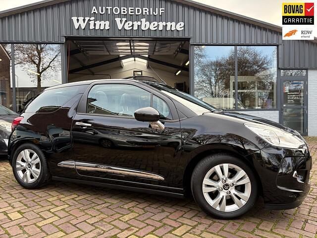 Zwart (metallic) Gebruikt 2013 Citroën DS3 Cabriolet So Chic Cabriolet | € 6.450 (Eerlijke prijs) - Afbeelding 1/4