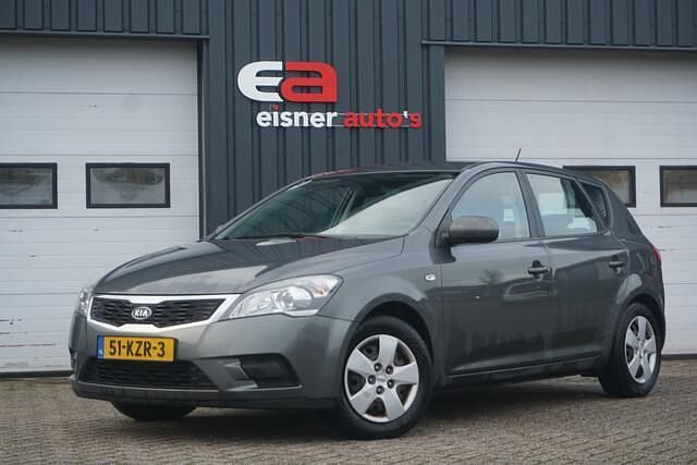 Grijs Gebruikt 2010 Kia Ceed Hatchback | € 4.949 (Eerlijke prijs) - Afbeelding 1/4