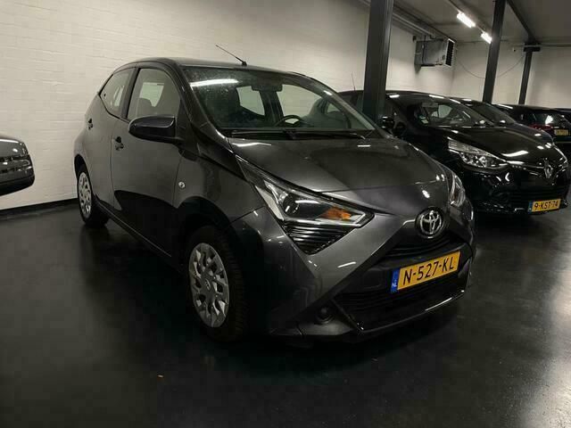 Grijs Occasion 2021 Toyota Aygo Hatchback | € 11.950 (Eerlijke prijs) - Afbeelding 1/4