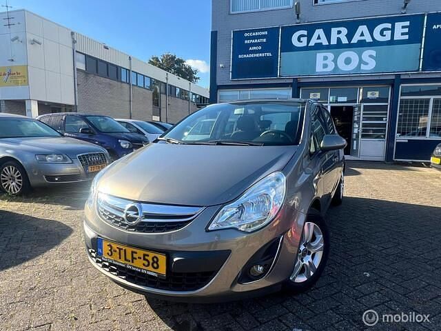 Grijs Gebruikt 2013 Opel Corsa Cosmo Hatchback | € 3.990 (Eerlijke prijs) - Afbeelding 1/4