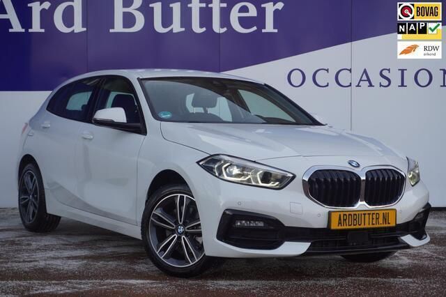Wit Gebruikt 2023 BMW 118 Sport Line Hatchback | € 27.999 (Goede deal) - Afbeelding 1/4