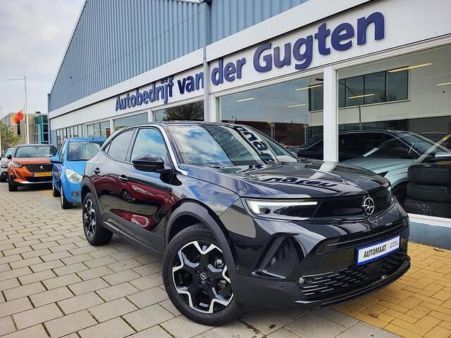Zwart (metallic) Gebruikt 2023 Opel Mokka Ultimate SUV | € 25.950 (Eerlijke prijs) - Afbeelding 1/4