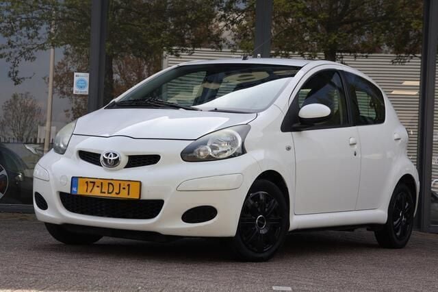 Wit Gebruikt 2010 Toyota Aygo Comfort Hatchback | € 3.345 (Eerlijke prijs) - Afbeelding 1/4