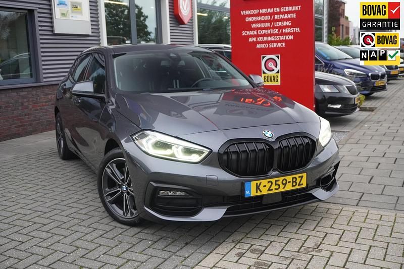 Grijs Gebruikt 2020 BMW 118 Executive Hatchback | € 20.990 (Eerlijke prijs) - Afbeelding 1/4