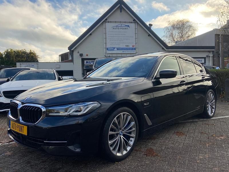 Zwart Gebruikt 2023 BMW 545 Sedan | € 49.999 (Eerlijke prijs) - Afbeelding 1/4