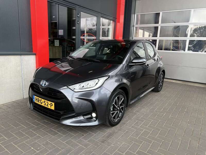 Grijs Gebruikt 2023 Toyota Yaris Hybrid Team Hatchback | € 22.950 (Eerlijke prijs) - Afbeelding 1/4