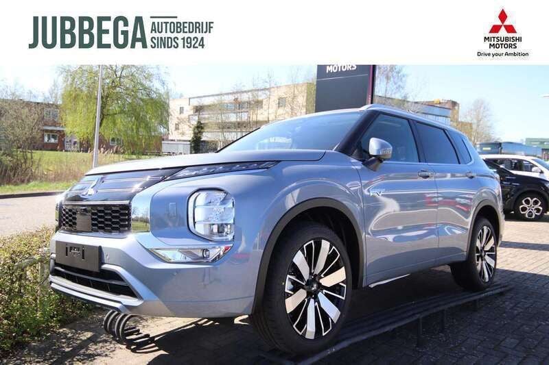 Moonstone grey (grijs parelmoer) Nieuw 2025 Mitsubishi Outlander P-HEV Instyle SUV | € 62.240 (Iets duurder) - Afbeelding 1/1