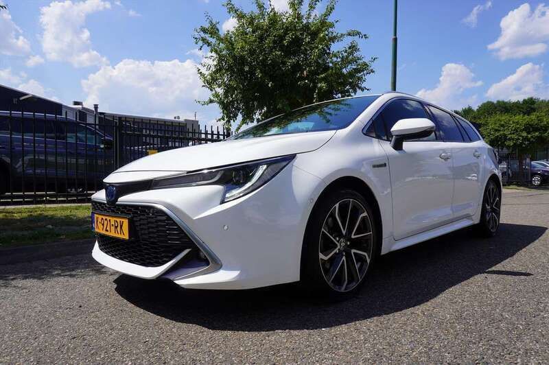 Wit Gebruikt 2021 Toyota Corolla Executive Stationwagen | € 26.445 (Eerlijke prijs) - Afbeelding 1/4