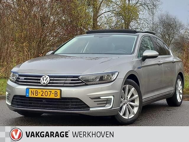 Grijs (metallic) Gebruikt 2016 VW Passat GTE Sedan | € 13.950 (Eerlijke prijs) - Afbeelding 1/4