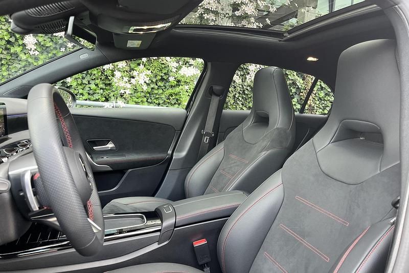 Occasion Mercedes A180 AMG line 136 PK (100 kW) 2025 Zwart Hatchback