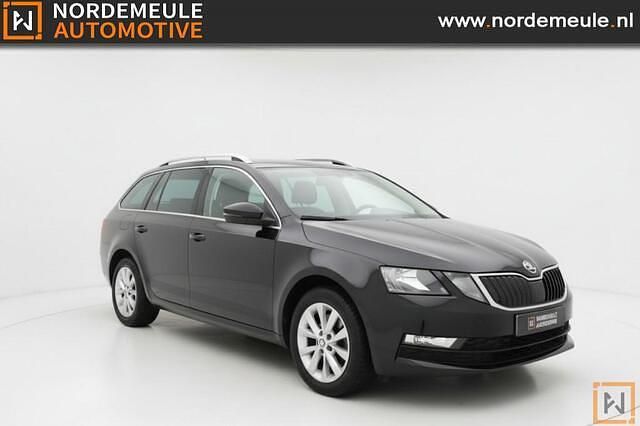 Zwart Occasion 2017 Skoda Octavia Hatchback | € 13.450 (Eerlijke prijs) - Afbeelding 1/4