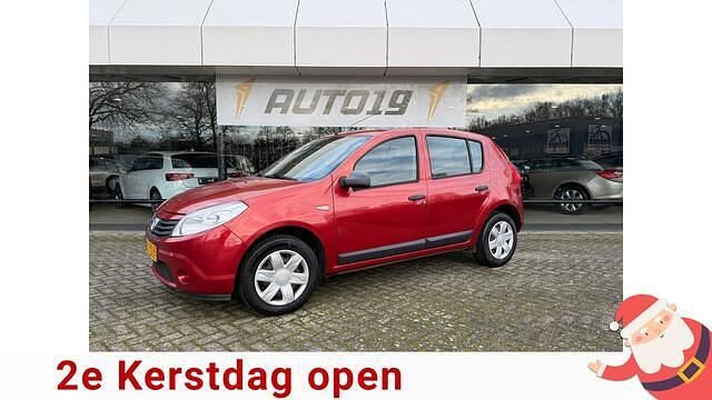 Rood (metallic) Gebruikt 2011 Dacia Sandero Ambiance Hatchback | € 2.419 (Iets duurder) - Afbeelding 1/2