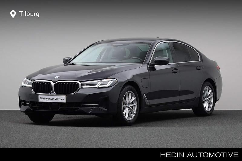 Grijs Gebruikt 2021 BMW 530e Comfort Edition Sedan | € 32.880 (Goede deal) - Afbeelding 1/4
