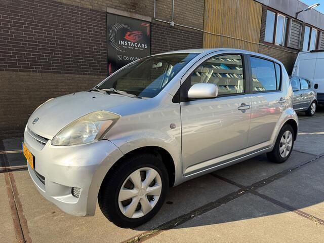 Grijs Gebruikt 2008 Daihatsu Sirion Hatchback | € 2.750 (Eerlijke prijs) - Afbeelding 1/4