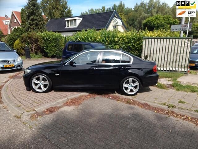 Zwart Gebruikt 2010 BMW 318 Sedan | € 5.999 (Eerlijke prijs) - Afbeelding 1/4