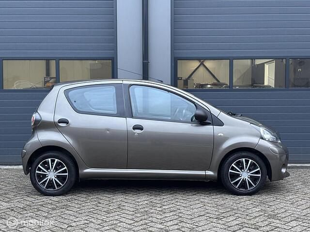 Occasion Toyota Aygo Comfort 68 PK (50 kW) 2012 Bruin Hatchback