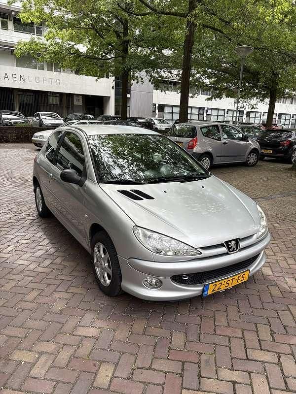 Grijs Gebruikt 2006 Peugeot 206 Hatchback | € 1.350 (Eerlijke prijs) - Afbeelding 1/4