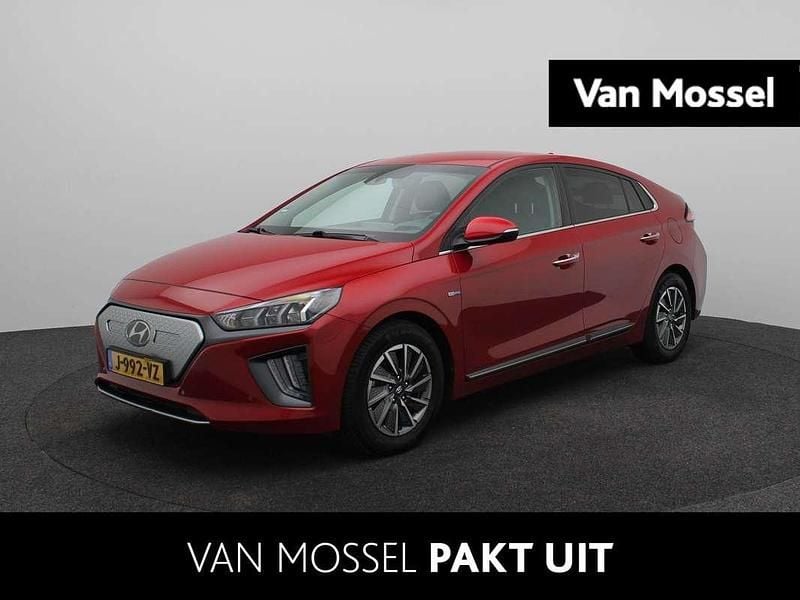 Scarlet red pearl (pr2) Gebruikt 2020 Hyundai Ioniq Premium Hatchback | € 16.940 (Eerlijke prijs) - Afbeelding 1/3