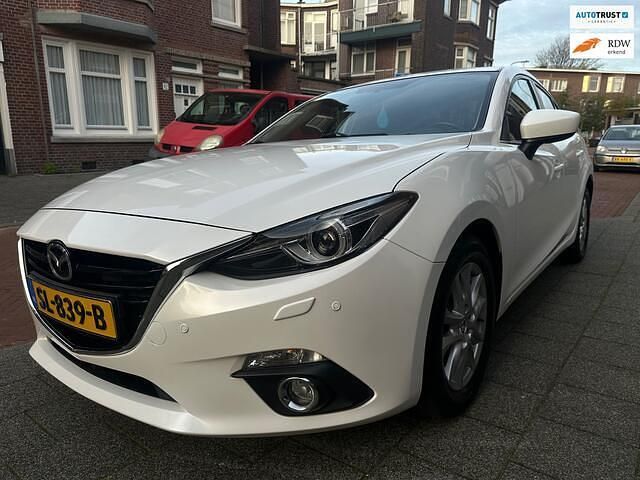 Wit Gebruikt 2015 Mazda 3 Sedan | € 12.950 (Eerlijke prijs) - Afbeelding 1/4