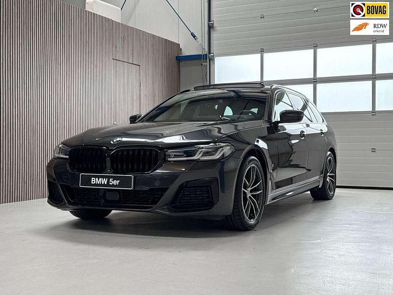 Grijs Gebruikt 2021 BMW 520 Executive Stationwagen | € 38.990 (Iets duurder) - Afbeelding 1/4