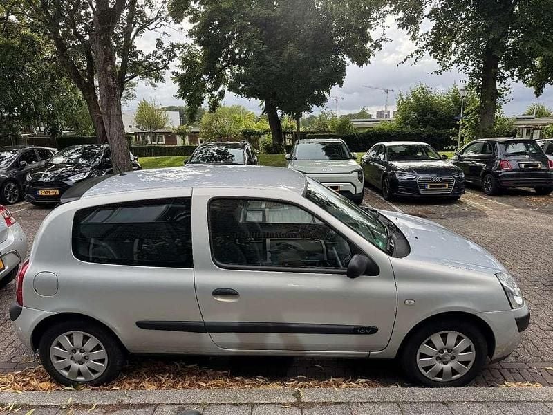 Zilver Gebruikt 2003 Renault Clio II Expression Hatchback | € 1.499 (Eerlijke prijs) - Afbeelding 1/4