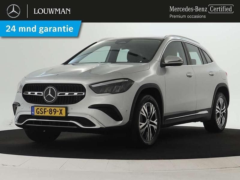 Iridiumzilver metaalkleur (licht grijs metallic) Gebruikt 2023 Mercedes GLA250 SUV | € 41.750 (Eerlijke prijs) - Afbeelding 1/3