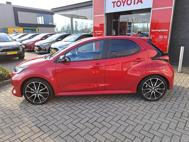 Occasion Toyota Yaris Hybrid Sport 131 PK (96 kW) 2024 Rood Hatchback