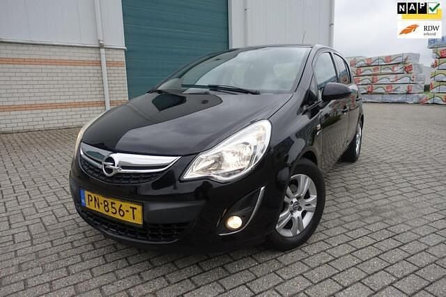 Zwart Occasion 2011 Opel Corsa Selection Hatchback | € 4.995 (Duur) - Afbeelding 1/4