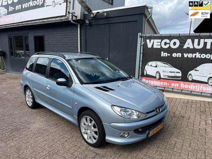 Grijs (metallic) Gebruikt 2005 Peugeot 206 Hatchback | € 1.245 (Eerlijke prijs) - Afbeelding 1/4