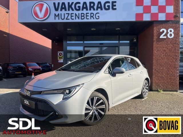 Grijs, metallic lak Gebruikt 2022 Toyota Corolla Hatchback | € 21.945 (Eerlijke prijs) - Afbeelding 1/4