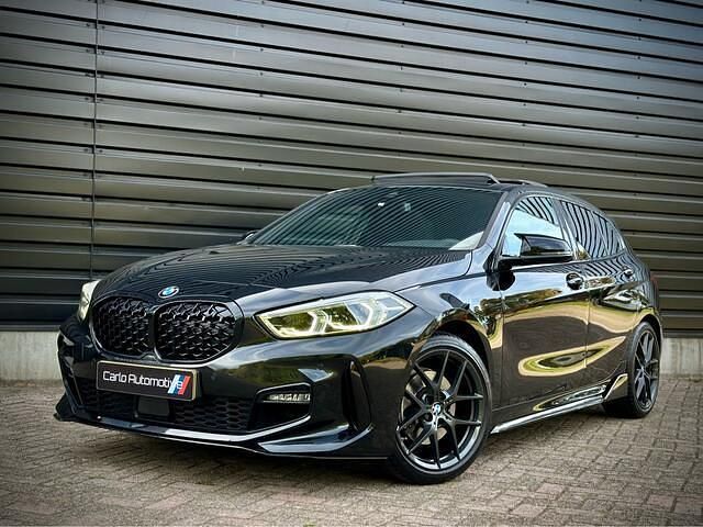 Zwart / black sapphire metallic (475) Gebruikt 2019 BMW M135 M Performance Hatchback | € 27.950 - Afbeelding 1/4