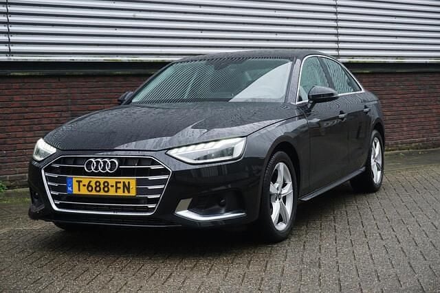 Zwart (metallic) Occasion 2023 Audi A4 Sport Sedan | € 29.950 (Goede deal) - Afbeelding 1/4