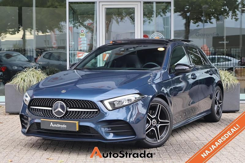 Blauw Gebruikt 2020 Mercedes A180 AMG line Hatchback | € 26.400 (Eerlijke prijs) - Afbeelding 1/4