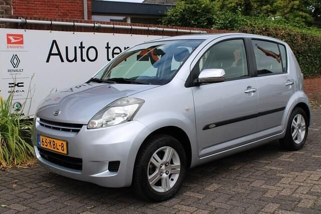 Grijs Gebruikt 2009 Daihatsu Sirion Hatchback | € 2.950 (Iets duurder) - Afbeelding 1/4