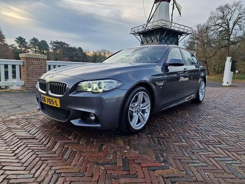 Grijs Occasion 2016 BMW 520 M Sport Sedan | € 23.500 (Duur) - Afbeelding 1/4