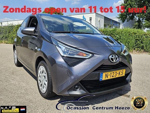 Grijs Gebruikt 2021 Toyota Aygo X-play Hatchback | € 11.999 (Eerlijke prijs) - Afbeelding 1/4