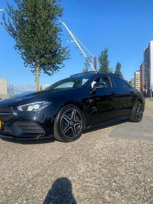 Zwart Gebruikt 2020 Mercedes CLA200 Sedan | € 31.500 (Eerlijke prijs) - Afbeelding 1/4