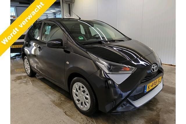 Zwart Gebruikt 2021 Toyota Aygo X-play Hatchback | € 11.899 (Eerlijke prijs) - Afbeelding 1/4