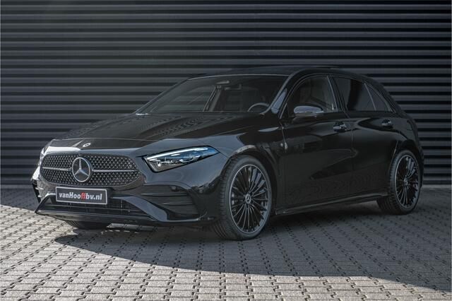 Zwart Gebruikt 2023 Mercedes A200 AMG line Hatchback | € 48.900 - Afbeelding 1/4
