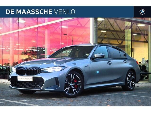 Grijs Gebruikt 2025 BMW 330 M Sport Sedan | € 49.950 (Eerlijke prijs) - Afbeelding 1/4