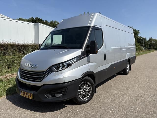 Grijs Gebruikt 2023 Iveco Daily Van | € 29.750 - Afbeelding 1/4